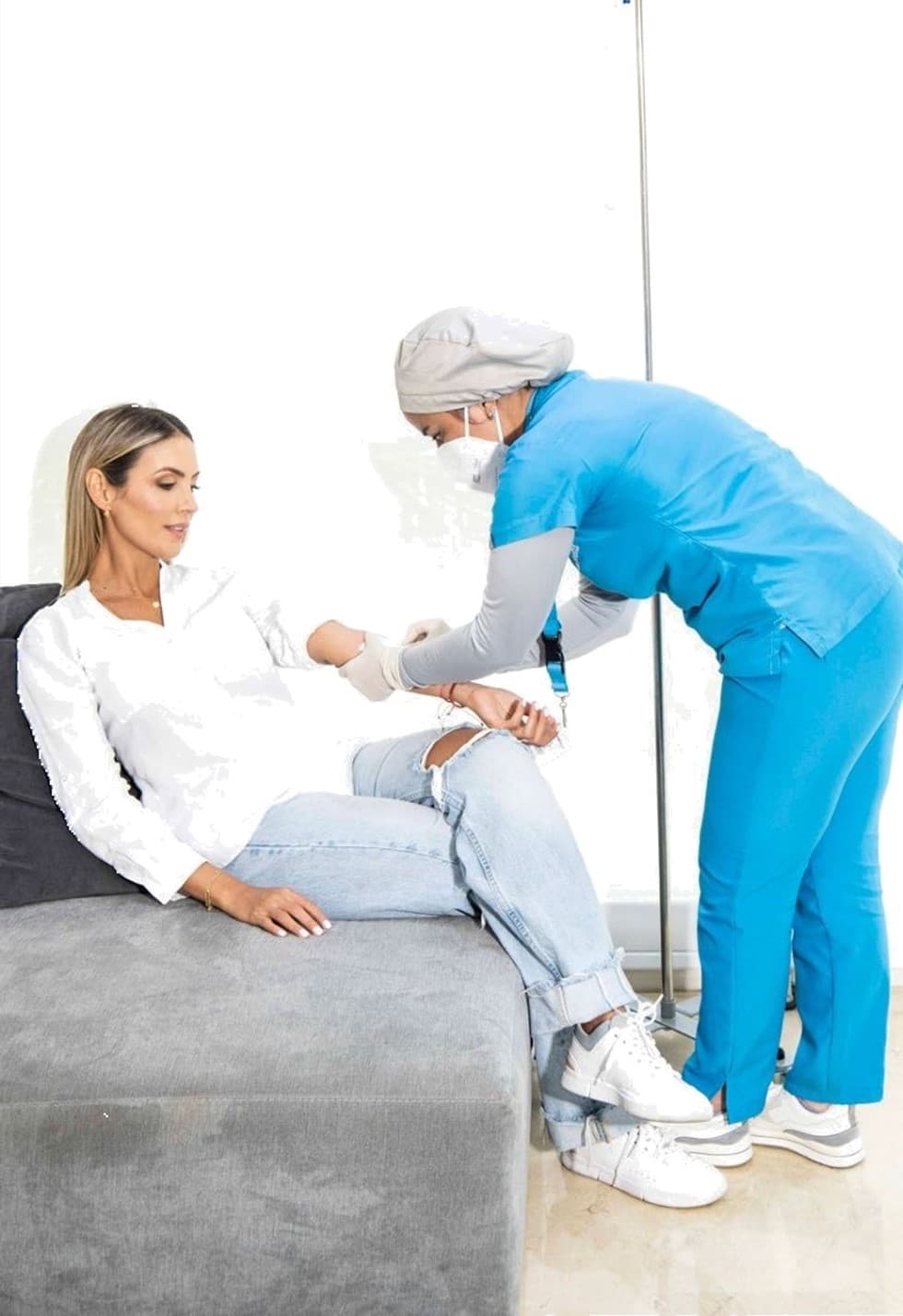 Aplicación de sueroterapia intravenosa Dr. Home